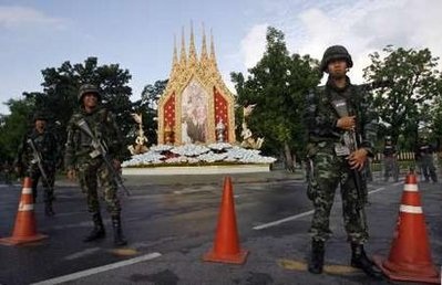 Chùm ảnh: Quân đội, người biểu tình, bom xăng và đạn hơi cay ở Bangkok - 17