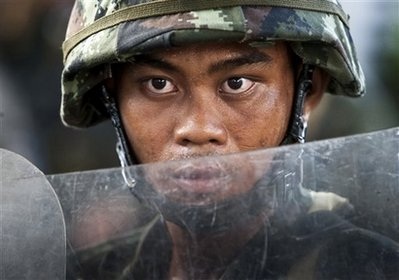 Chùm ảnh: Quân đội, người biểu tình, bom xăng và đạn hơi cay ở Bangkok - 15