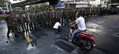 Chùm ảnh: Quân đội, người biểu tình, bom xăng và đạn hơi cay ở Bangkok - 14