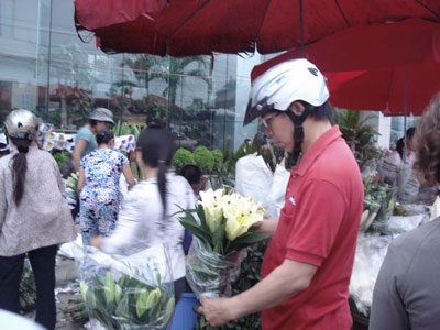 Tấp nập chợ hoa ngày 20/10 - 2