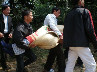 Không cho đưa xác chết ra khỏi hiện trường vì sợ… xui - 2