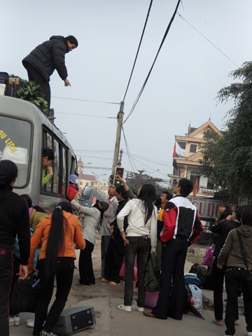 Nhộn nhạo những bến xe sau tết - 2