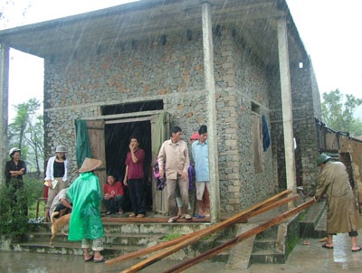 Tố lốc “tốc mái” xóm nghèo - 5