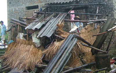 Tố lốc “tốc mái” xóm nghèo - 4