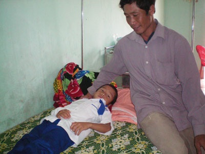 Hà Tĩnh: Một người tử vong, nhiều người nhập viện vì sốt cao, co giật - 1