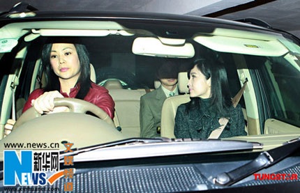 Châu Huệ Mẫn và Nghê Chấn “lộ diện” sau đám cưới - 1