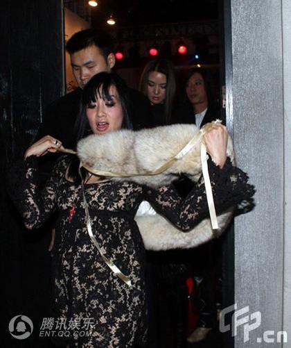 Chung Lệ Đề gây ấn tượng với các tay săn ảnh - 3