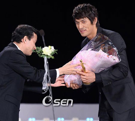 Siêu mẫu Lâm Chí Linh đoạt giải Ngôi sao châu Á - 16