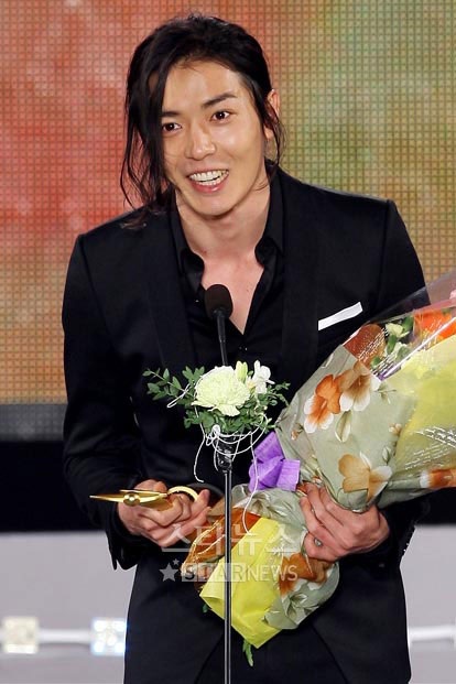 Siêu mẫu Lâm Chí Linh đoạt giải Ngôi sao châu Á - 17