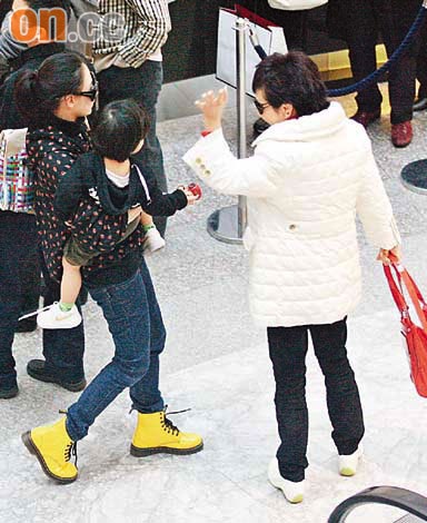 Đầu xuân, Trương Bá Chi “hẹn hò” với... mẹ chồng - 1