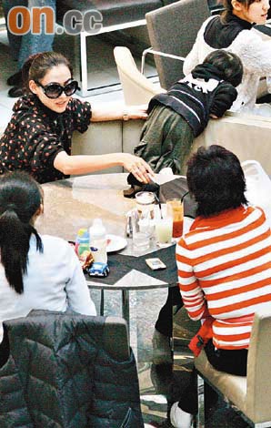 Đầu xuân, Trương Bá Chi “hẹn hò” với... mẹ chồng - 3