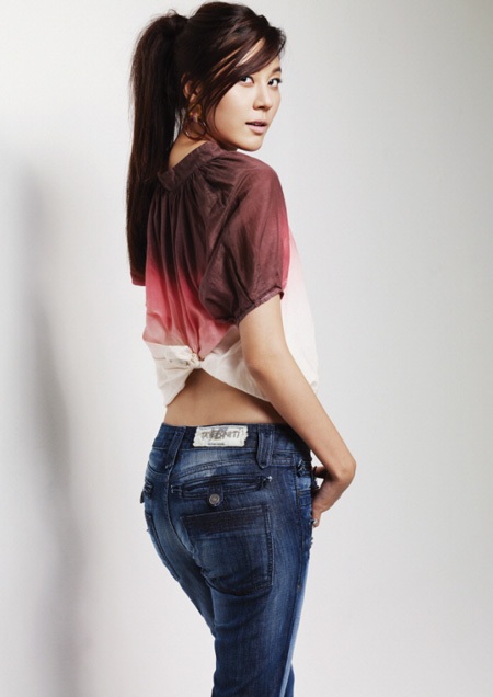 Kim Ha Neul “khoe” chân dài - 3 Kim Ha Neul “khoe” chân dài - 3