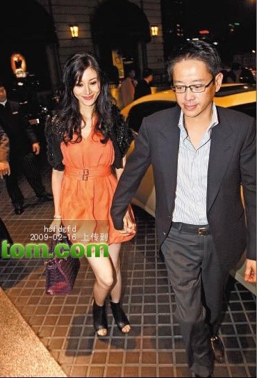“Ông xã” Lý Gia Hân “ném” tiền kỷ niệm ngày lễ tình yêu - 1 “Ông xã” Lý Gia Hân “ném” tiền kỷ niệm ngày lễ tình yêu - 1