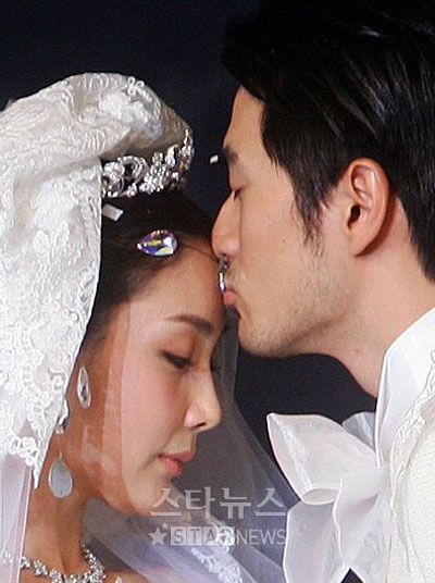 Choi Ji Woo thừa nhận chuyện tình với “phi công trẻ” - 1 Choi Ji Woo thừa nhận chuyện tình với “phi công trẻ” - 1