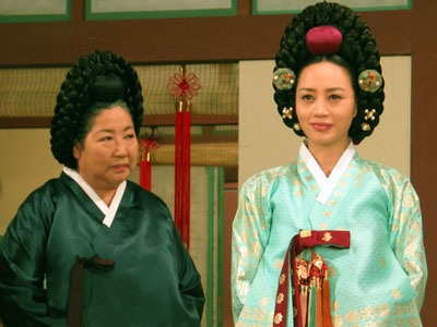 Kim Hye Soo mặc kiệm vải để khẳng định... nữ tính - 6 Kim Hye Soo mặc kiệm vải để khẳng định... nữ tính - 6