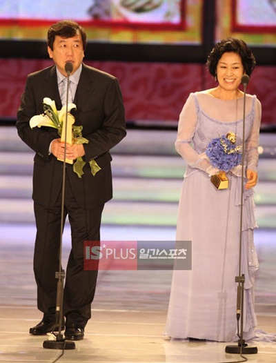 “Sao” Hàn nô nức kéo tới lễ trao giải Baeksang - 1 “Sao” Hàn nô nức kéo tới lễ trao giải Baeksang - 1