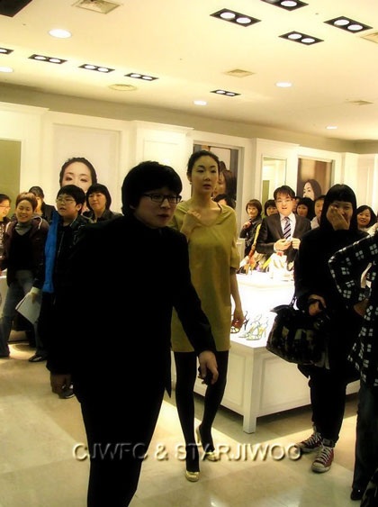 “Người đẹp khóc” Choi Ji Woo khai trương shop thời trang - 11 “Người đẹp khóc” Choi Ji Woo khai trương shop thời trang - 11