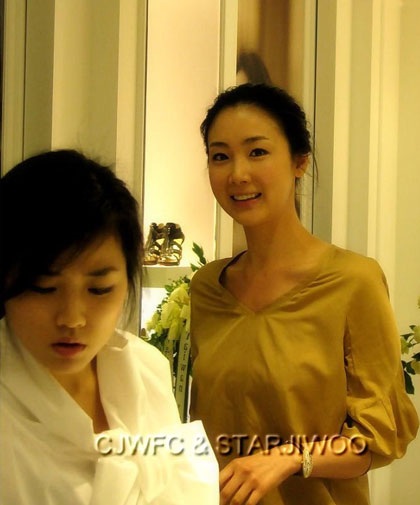 “Người đẹp khóc” Choi Ji Woo khai trương shop thời trang - 2 “Người đẹp khóc” Choi Ji Woo khai trương shop thời trang - 2