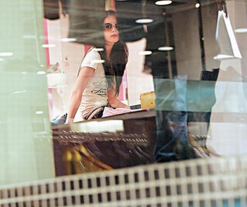 Lưu Diệc Phi cũng “nghiện” mua sắm - 2