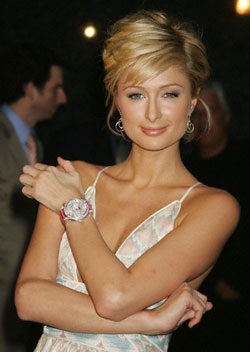 Paris Hilton dạy Britney cách “đãi” paparazzi - 1