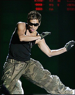 Ngô Kiến Hào “đua” cơ bắp với Rain - 2