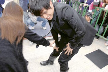 Náo loạn buổi họp báo của La Chí Tường tại Hồng Kông - 2