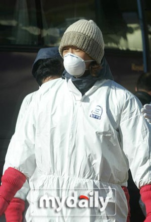 Bi (Rain) không ngại lấm lem bùn đất làm... từ thiện! - 1 Bi (Rain) không ngại lấm lem bùn đất làm... từ thiện! - 1