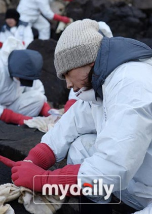 Bi (Rain) không ngại lấm lem bùn đất làm... từ thiện! - 2 Bi (Rain) không ngại lấm lem bùn đất làm... từ thiện! - 2