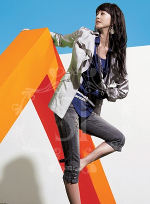 Han Ye Seul làm dáng cùng trang phục SI - 14