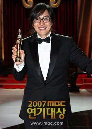 Bae Yong Joon chống nạng tham dự lễ trao giải - 3