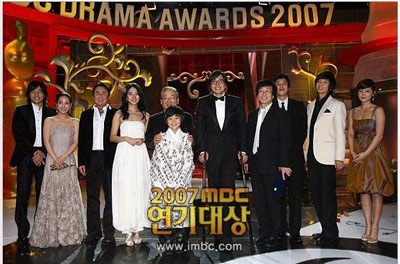 Bae Yong Joon chống nạng tham dự lễ trao giải - 2