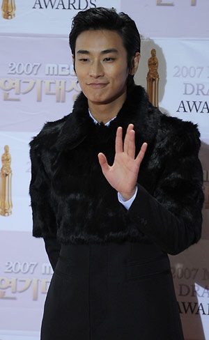 Bae Yong Joon chống nạng tham dự lễ trao giải - 18