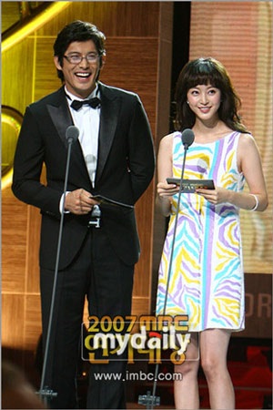 Bae Yong Joon chống nạng tham dự lễ trao giải - 12