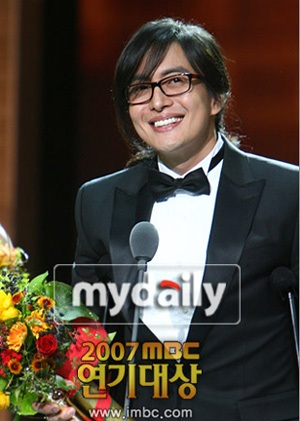 Bae Yong Joon chống nạng tham dự lễ trao giải - 4