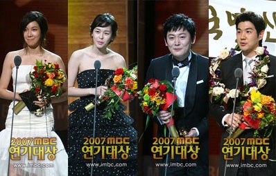 Bae Yong Joon chống nạng tham dự lễ trao giải - 11