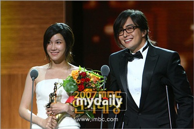 Bae Yong Joon chống nạng tham dự lễ trao giải - 10