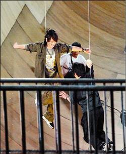 Ngô Tôn cũng bị thương trong khi quay phim mới - 4 Ngô Tôn cũng bị thương trong khi quay phim mới - 4