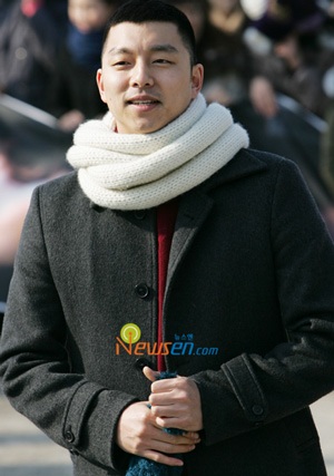 300 fan tới tiễn Gong Yoo lên đường đi bộ đội - 5 300 fan tới tiễn Gong Yoo lên đường đi bộ đội - 5