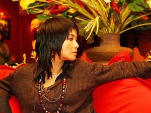 Trào lưu trở về tóc đen dịu dàng của "sao" - 1