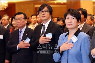 Bae Yong Joon nhận Huân chương văn hóa - 4