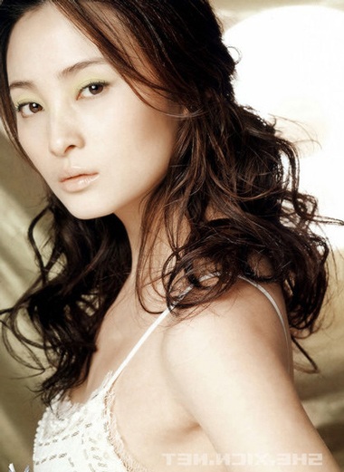 Thuỷ Linh - Người đẹp “mê” hoạt động từ thiện - 4