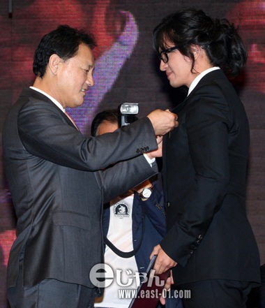 Chùm ảnh: Bae Yong Joon nhận huân chương văn hoá - 8