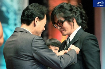 Chùm ảnh: Bae Yong Joon nhận huân chương văn hoá - 9