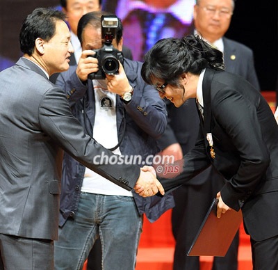 Chùm ảnh: Bae Yong Joon nhận huân chương văn hoá - 10