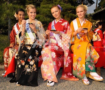 Các người đẹp “khoe sắc” trong trang phục Kimono - 6 Các người đẹp “khoe sắc” trong trang phục Kimono - 6