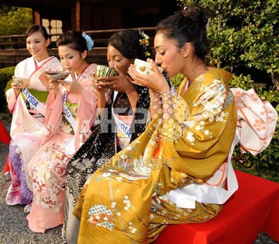 Các người đẹp “khoe sắc” trong trang phục Kimono - 8