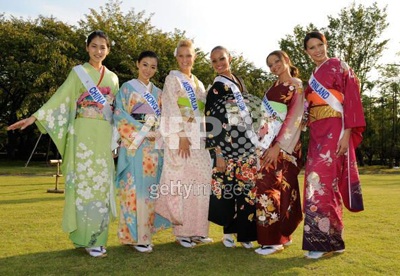 Các người đẹp “khoe sắc” trong trang phục Kimono - 18