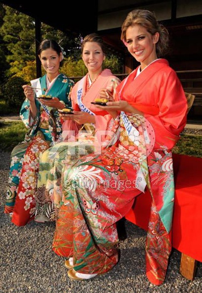 Các người đẹp “khoe sắc” trong trang phục Kimono - 3 Các người đẹp “khoe sắc” trong trang phục Kimono - 3