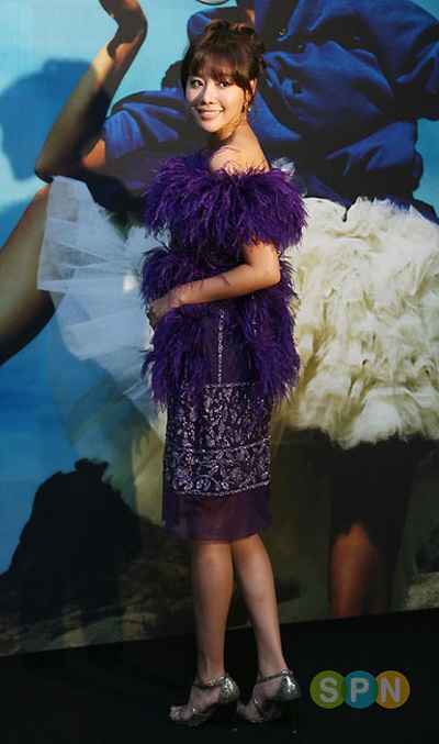 Sao “Hàn” trình diễn thời trang trên thảm đỏ - 1