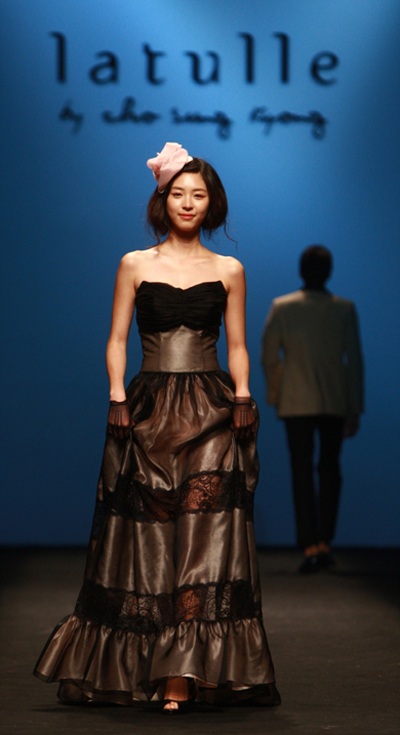 Lee Yeon Hee tự tin sải bước trên sàn catwalk - 10